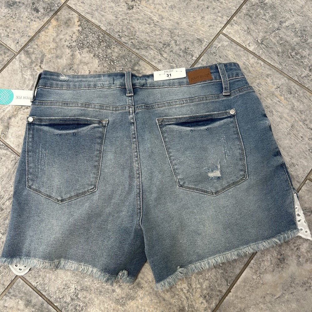 Judy Blue‎ NWT Mid-Rise Crochet Lace Trim Distressed Shorts Size 31 Style #1553 - Picture 6 of 7